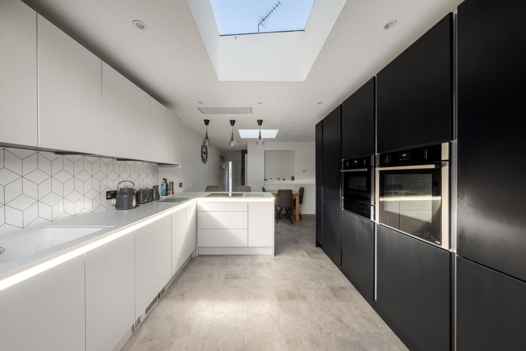House in London, Farnborough Park, Locksbottom - View 2