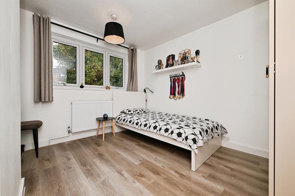 House in Broxbourne, Wormley - More