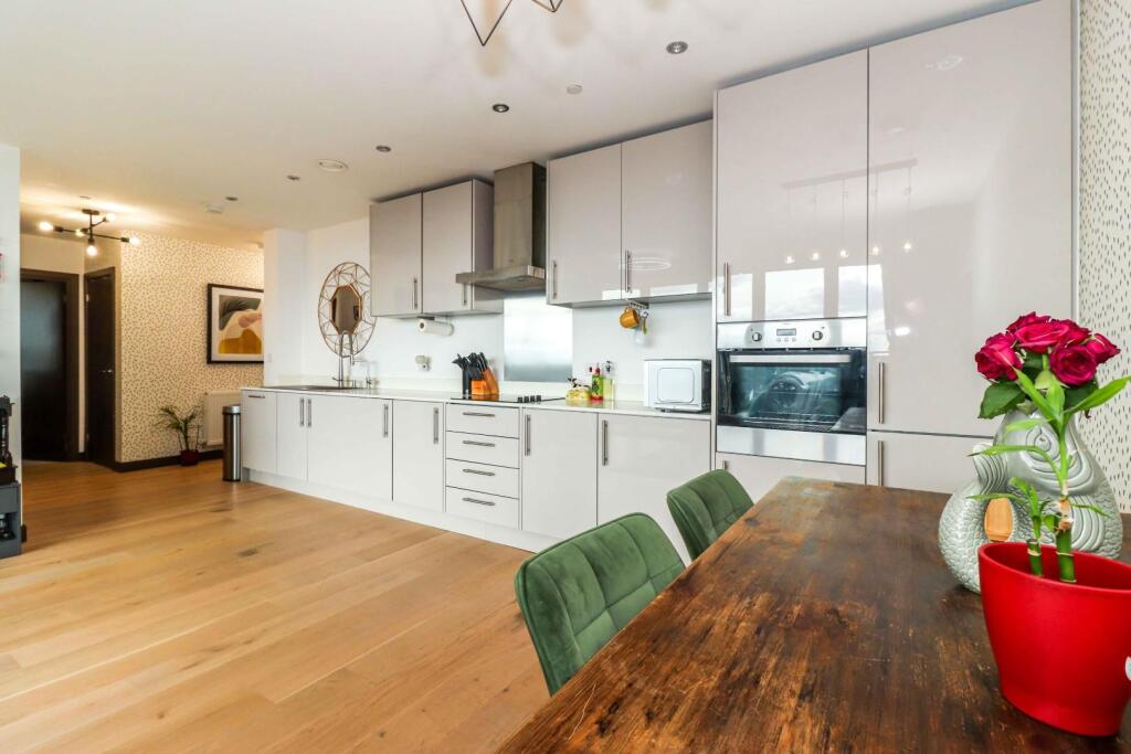Apartment in Watford, Hertfordshire - View 2