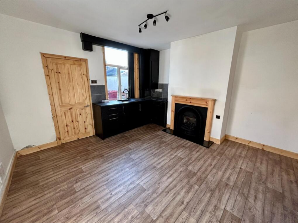 Studio flat on Ground Floor, 21 Furness Street, Burnley, Lancashire BB10 1TE, £30,000