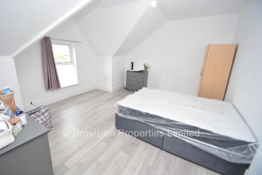 6 bedroom terraced house for rent