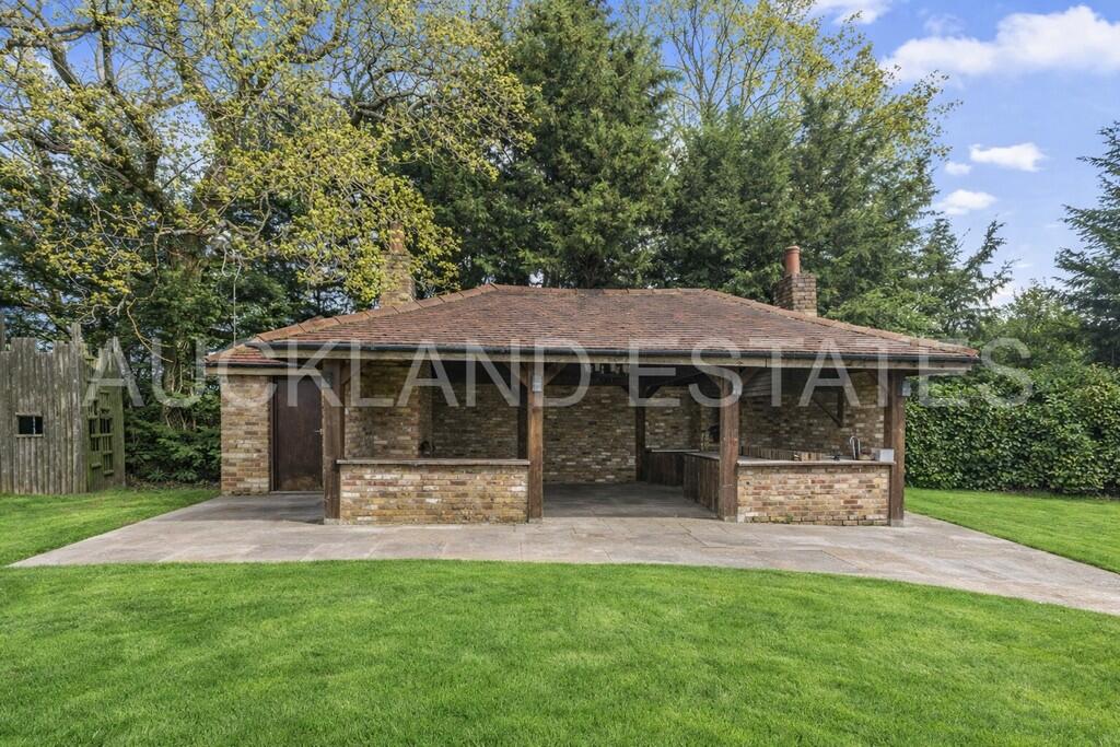 Additional image 36 of Foxes Lane, Brookmans Park, AL9