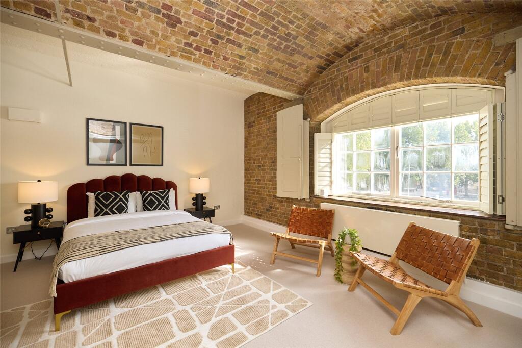 Apartment in London, East Smithfield, St. Katharine Docks - More