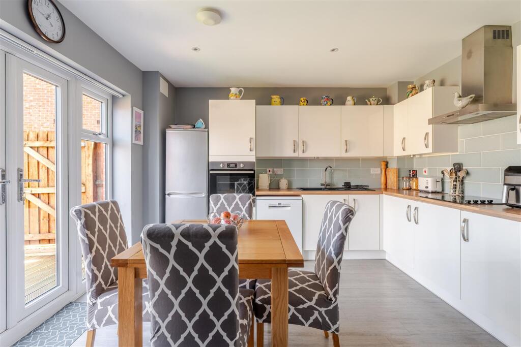 Beautifully presented three bedroom home, situated within Chestnut Park, Yatton photo 4