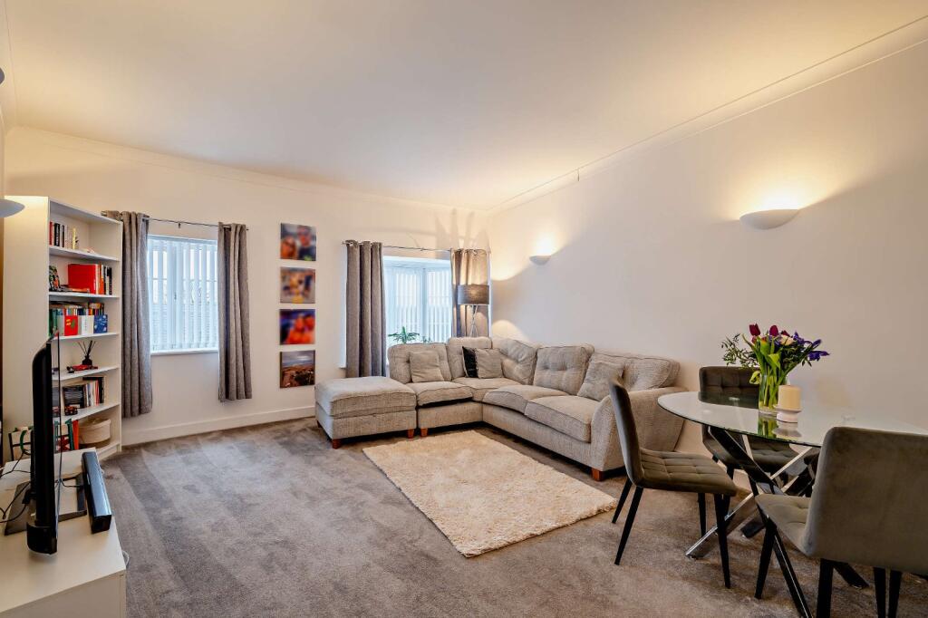 Apartment in Swindon, Haydon Wick - More