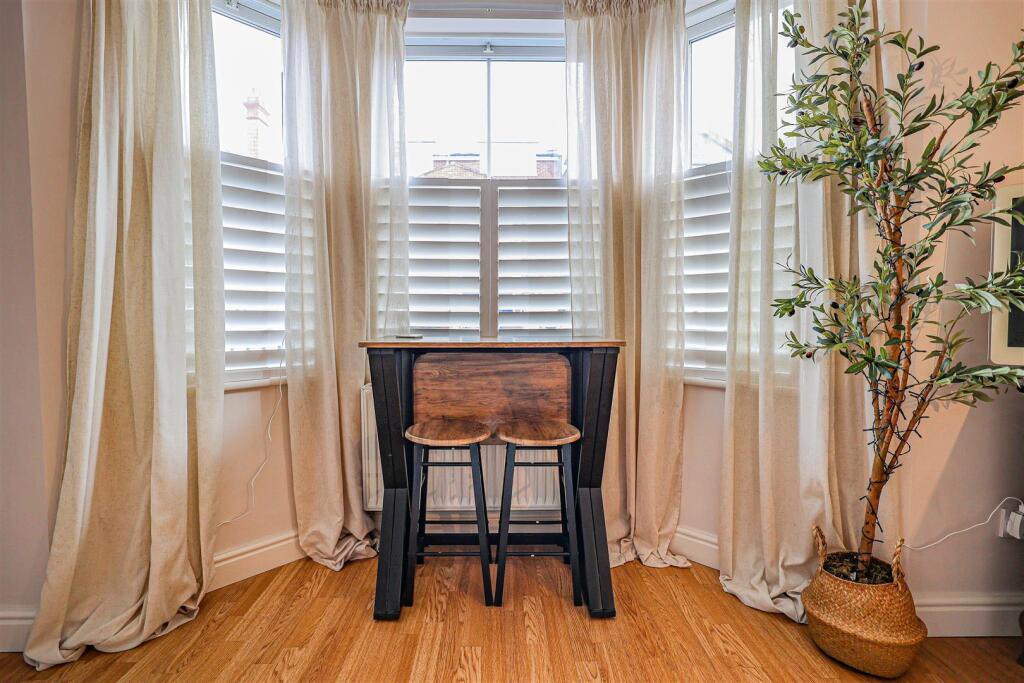 Apartment in Dacorum, Hertfordshire - View 5