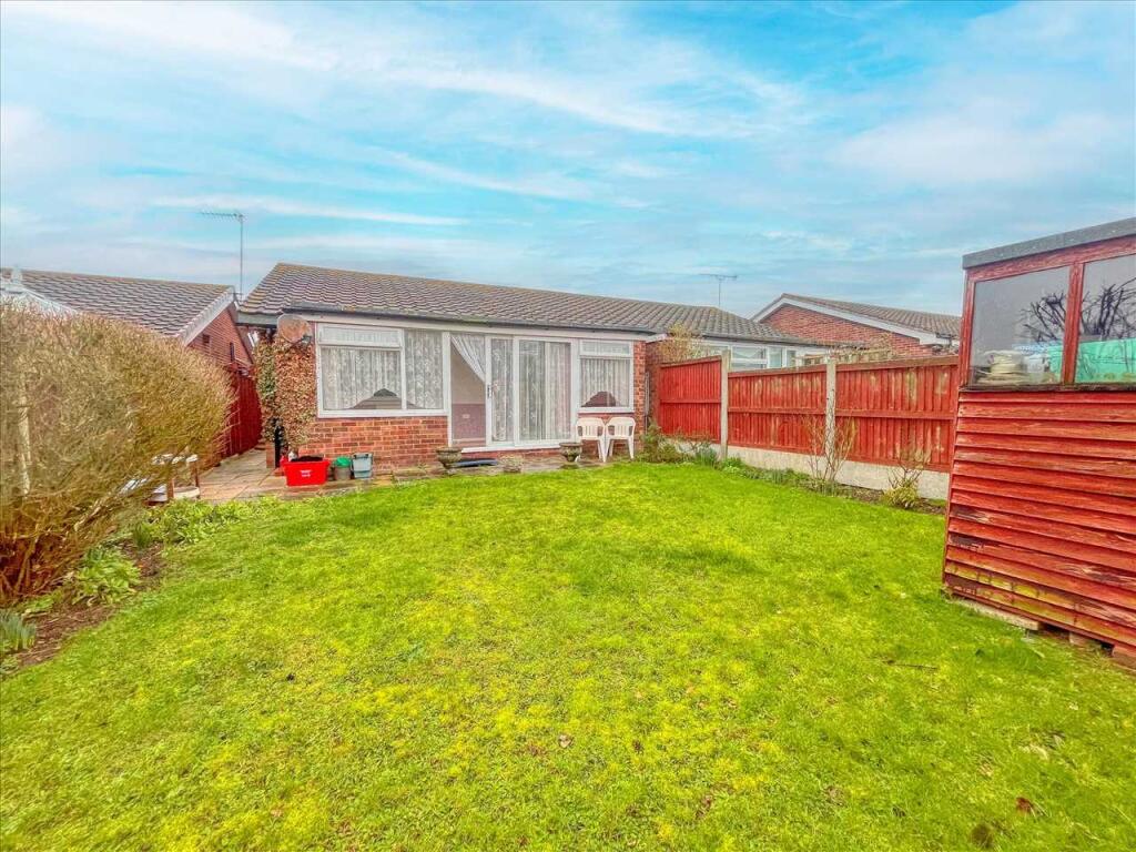 Laburnum Crescent, frinton on sea photo 3