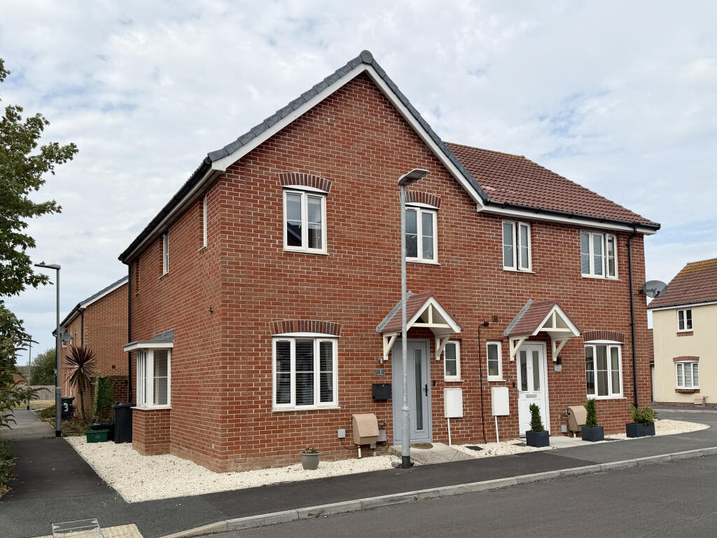 3-bed semi-detached on Hamley Close, Burnham On Sea, Somerset, £280,000