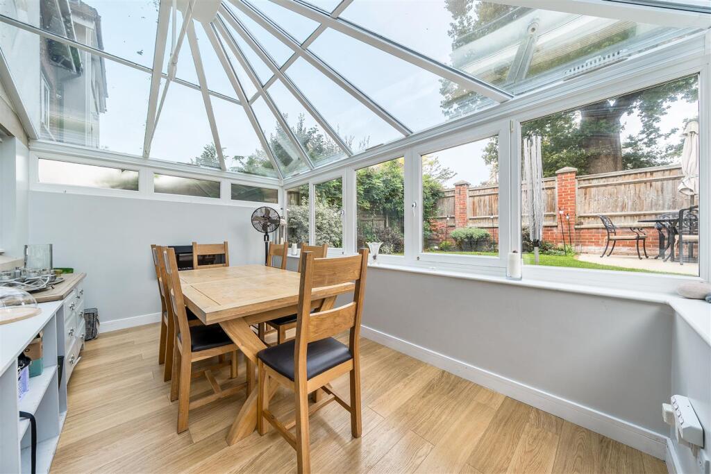 28, Oak Tree Drive, Guildford photo 4