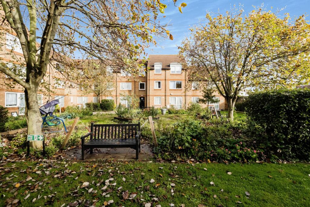 1-bed other on 128 Beehive Lane, Ilford, IG4, £90,000