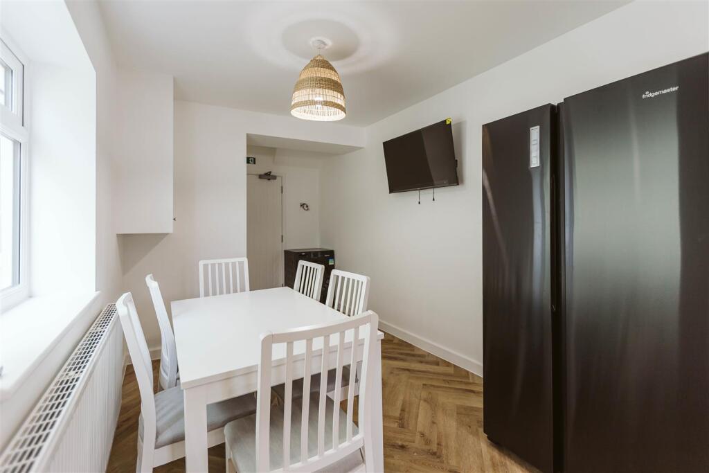 6 bedroom terraced house for rent