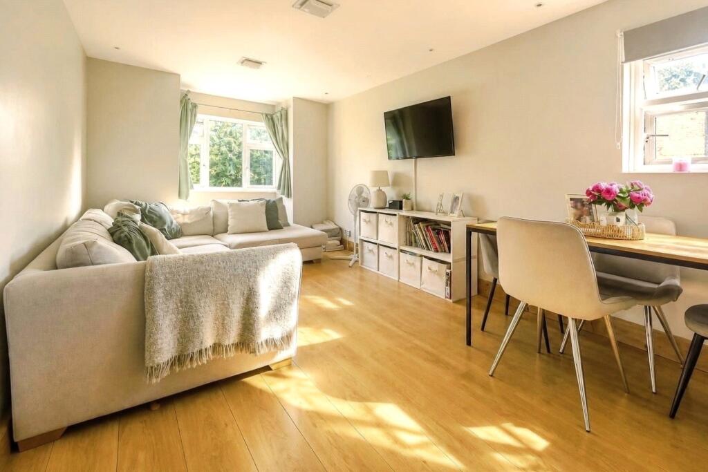 Apartment in Crowthorne, Bracknell Forest - View 2