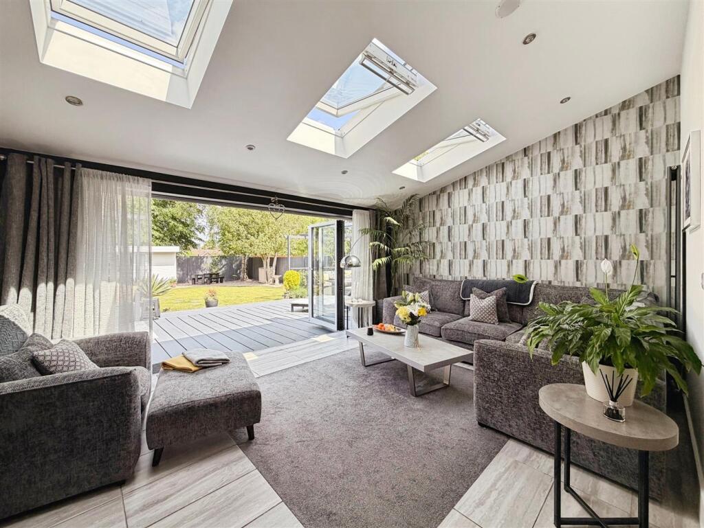 Westminster Close, Worksop photo 4