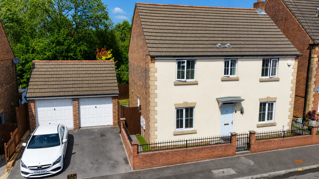 4 bedroom detached house for sale in Clos San Pedr, Cockett, Swansea