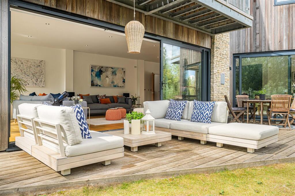 House in Gloucester - View 4