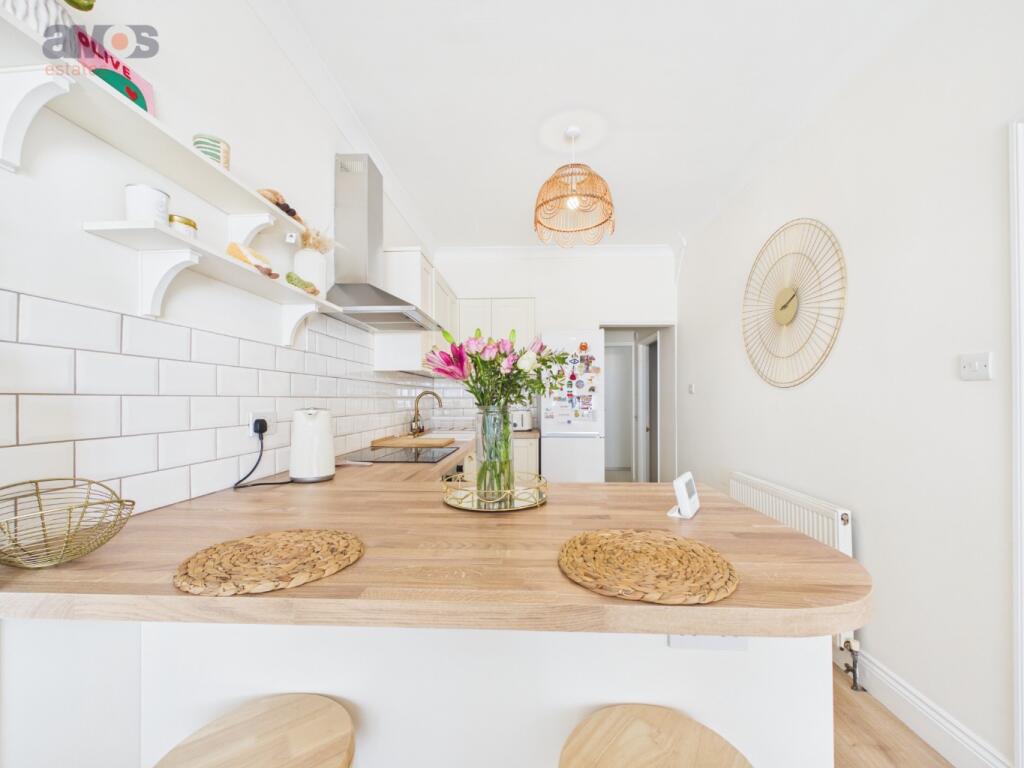 Apartment in Southend-on-Sea - More