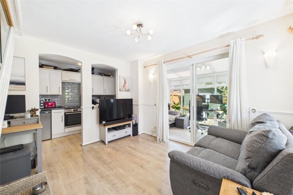 Abbey Close, Wokingham, Berkshire, RG40 photo 2