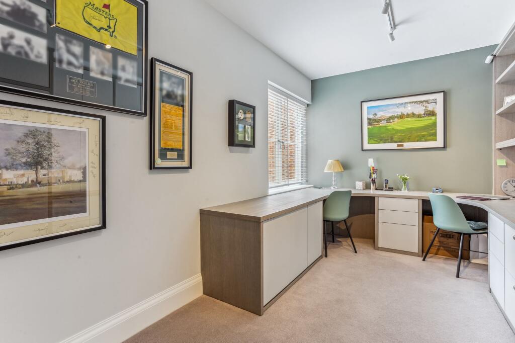 Apartment in Slough - More