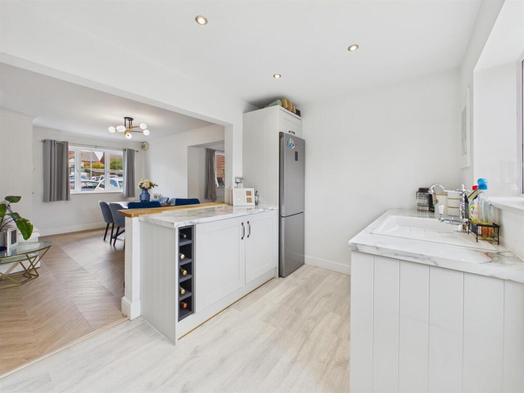 House in Gloucester, Linden - View 5