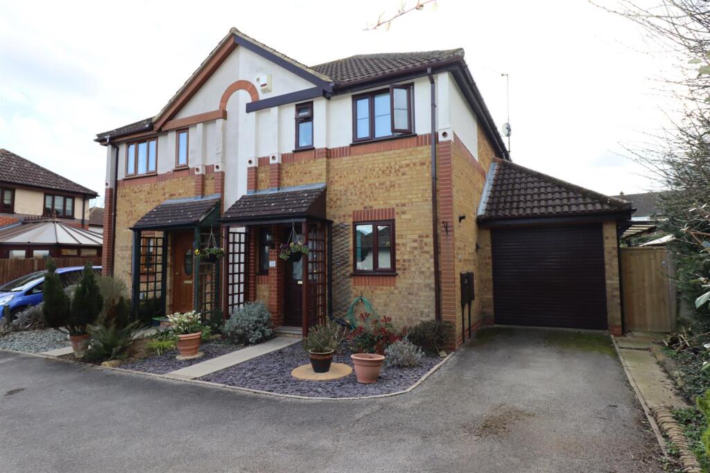 3-bed semi-detached on Wallmead Gardens, Loughton, Milton Keynes, £375,000