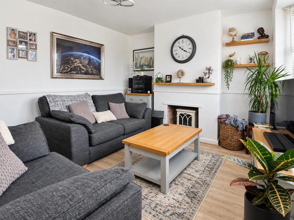 House in Nuneaton and Bedworth, Warwickshire - View 3