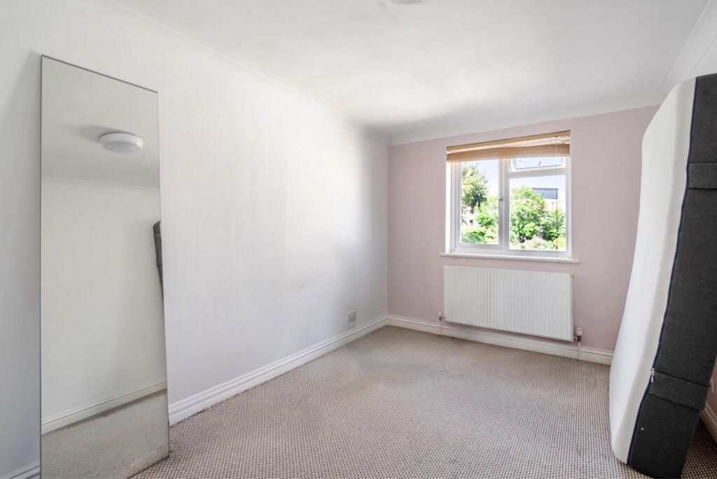 Apartment in Elmbridge, Weybridge - More