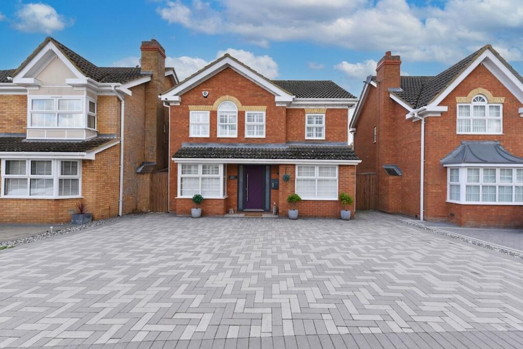 4-bed detached on Foxglove Drive, Biggleswade, SG18, £550,000