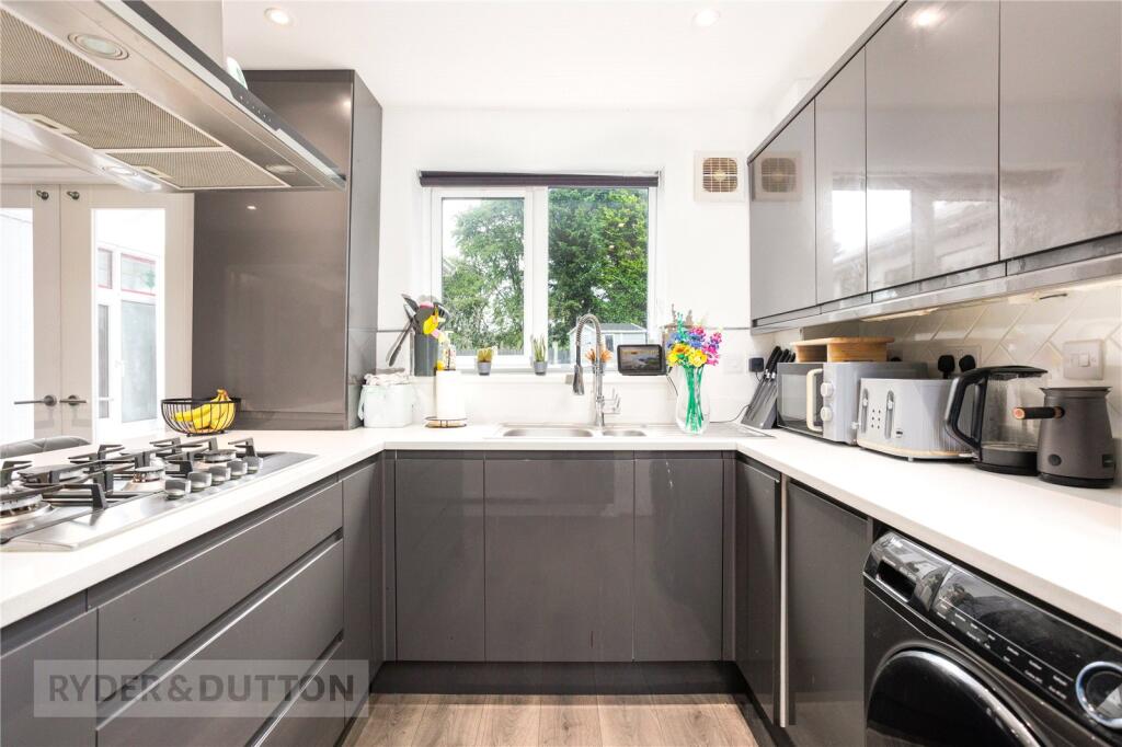 House in Oldham, Clough, Sholver - More