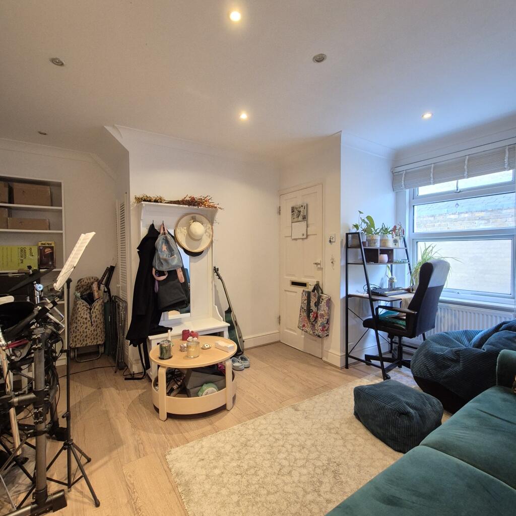 Apartment in Ilford - View 2
