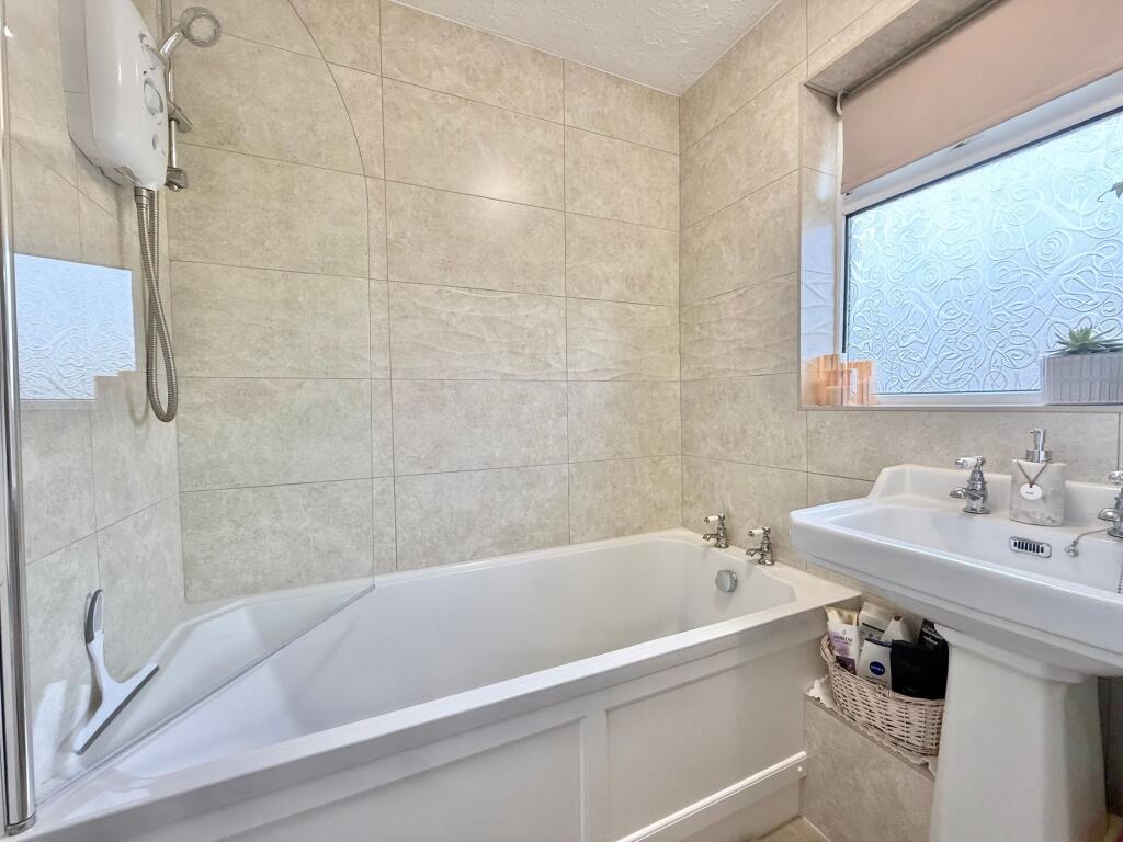 Laburnum Crescent, Hythe, SO45 photo 4