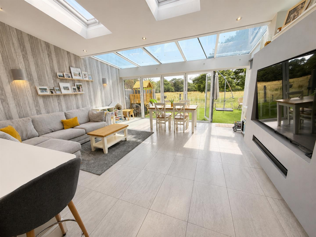 Belmont Drive, Pensby, Wirral photo 4