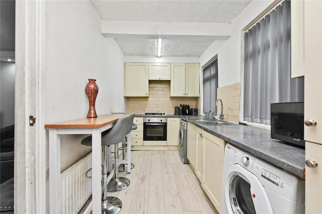 Priesthorpe Avenue, Stanningley, Pudsey photo 4