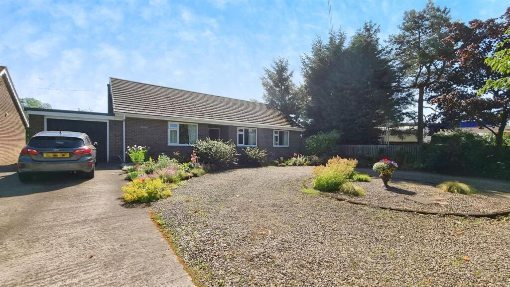 3-bed detached on Hailwood, Fir Tree, £325,000