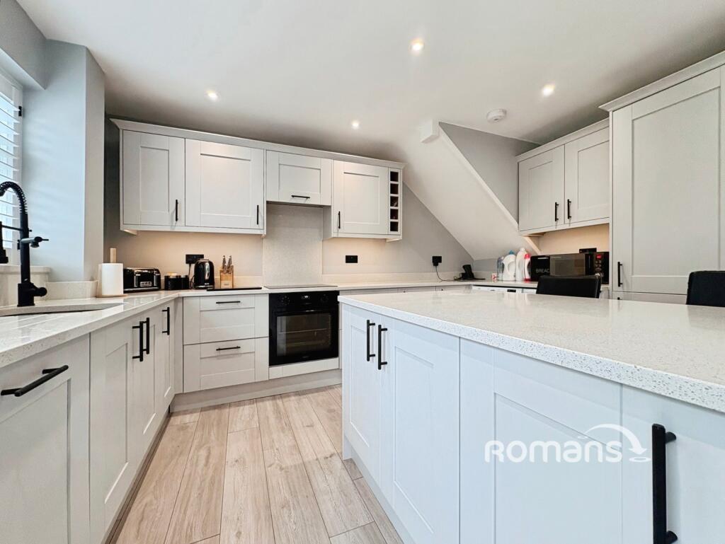 Bartons Drive, Yateley, Hampshire photo 4