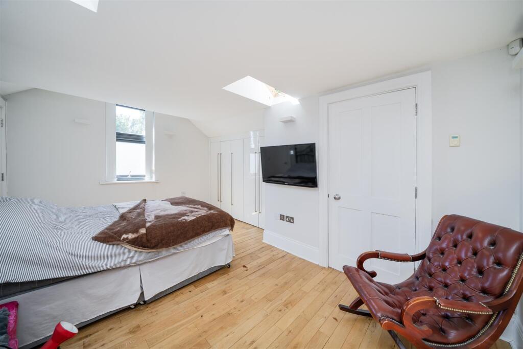 Main image of property: Lingmere Close, Chigwell