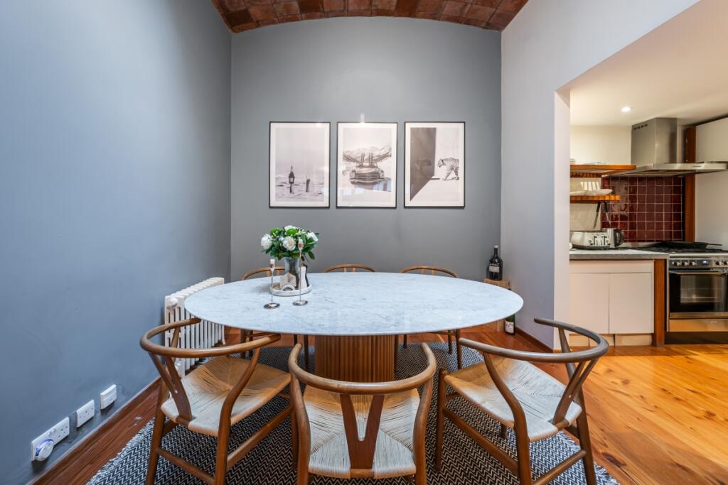 1 bedroom mews property for rent