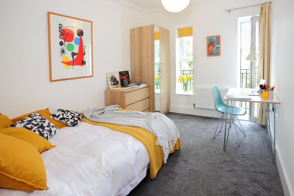 6 bedroom semi-detached house for rent