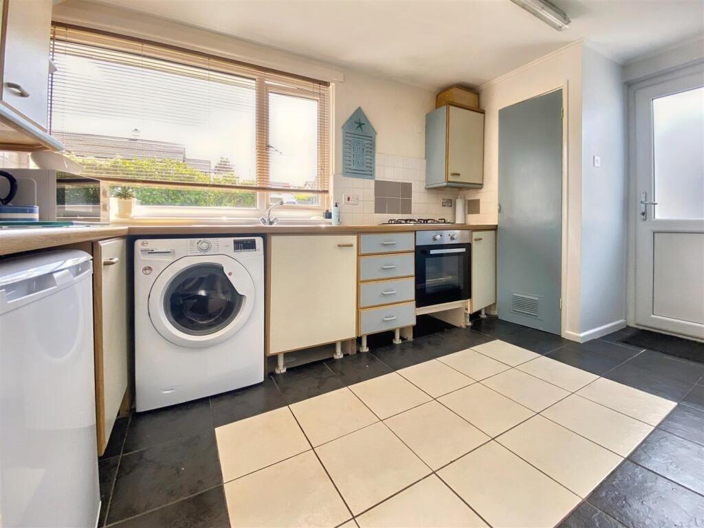 Helston, Detached bungalow on a large plot photo 4