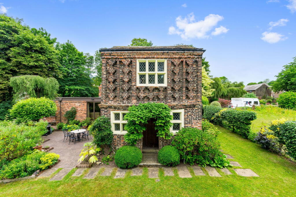 3-bed detached on The Gazebo, Old Hall Road, Upper Batley, WF17, £600,000