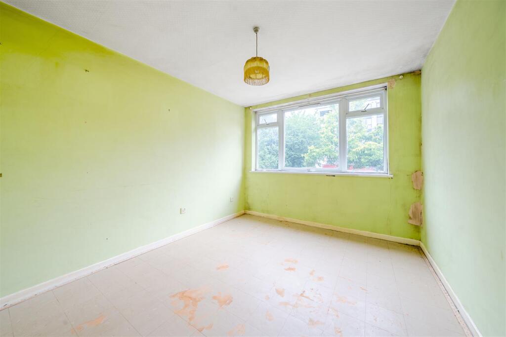 Apartment in London, Church End - View 4