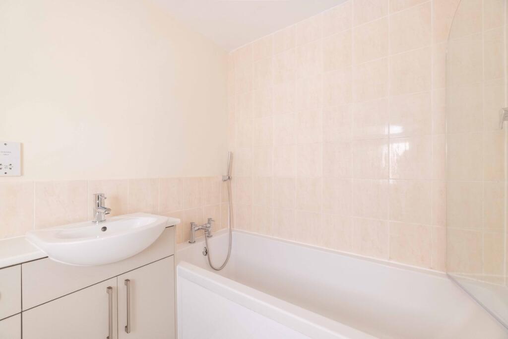 Chichester Court, Slough, SL1 photo 4
