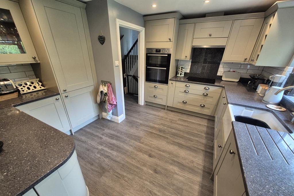 Fox Meadows, Crewkerne, TA18 photo 3