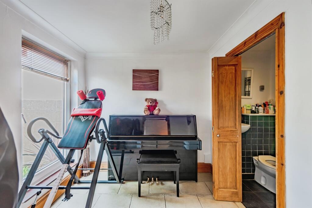 House in Crawley, Worth - View 4