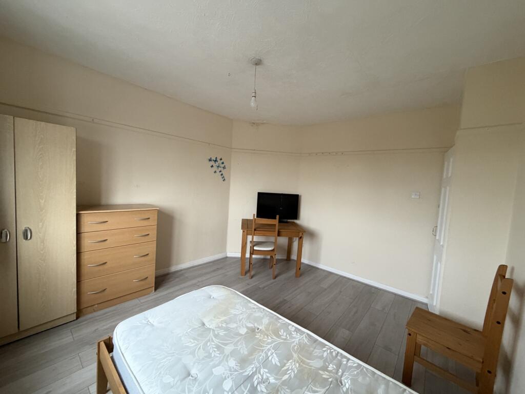 Apartment in Staines-upon-Thames, Knowle Green - View 5