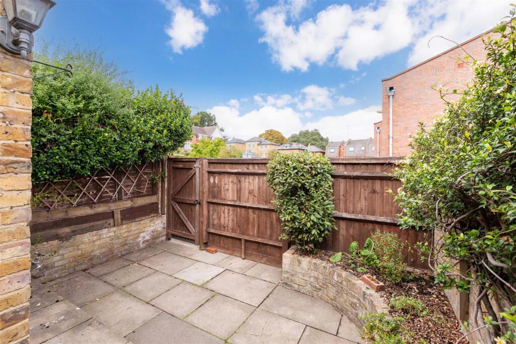 House in Slough - View 4