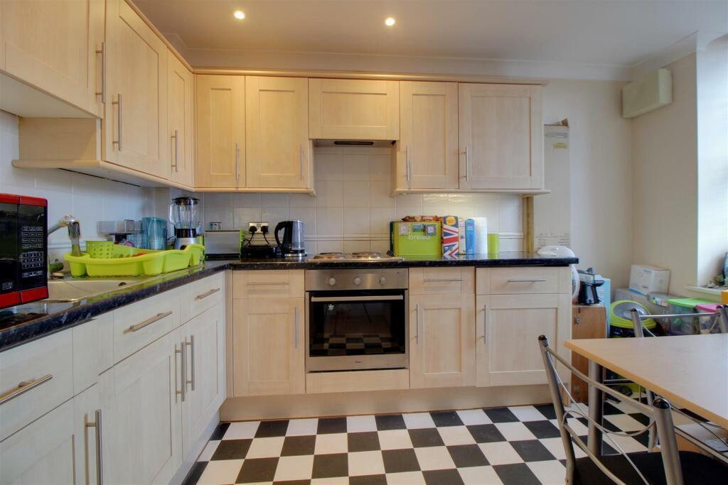Apartment in Gloucester - View 4