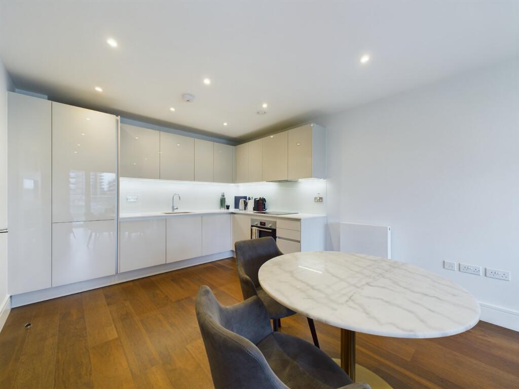 Apartment in Reading, Green Park Village, Southcote - View 5