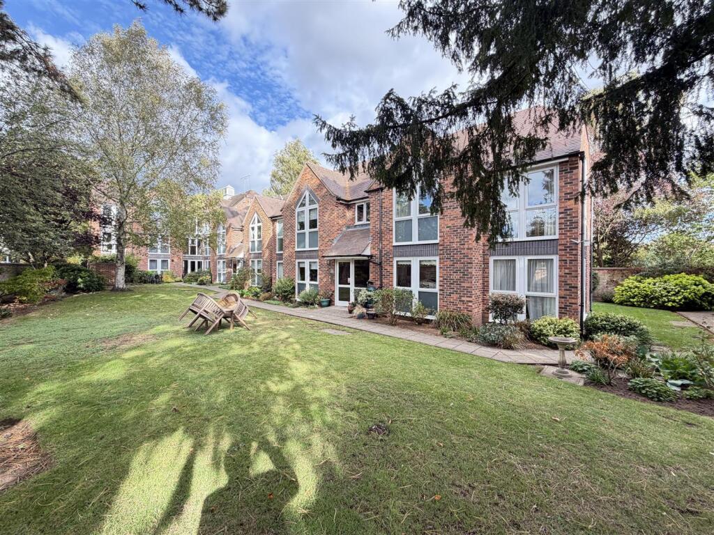 2-bed flat on 12, Westbury Court, Emscote Road, Warwick, £170,000