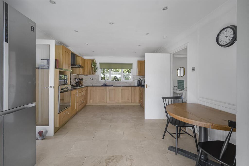House in Cowbridge, Llanblethian - View 5