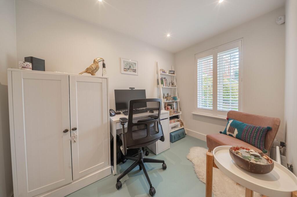 House in Mid Sussex, Southdowns Park, Haywards Heath - More